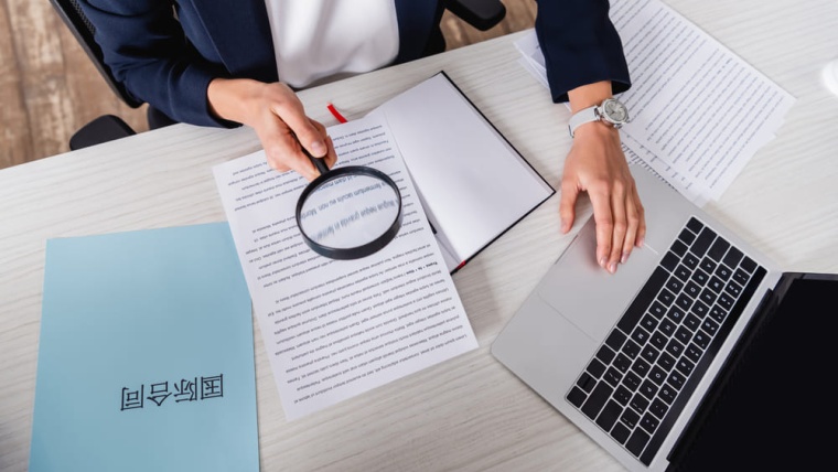 Traducción Especializada por Sector: por qué los ámbitos de la salud, las finanzas, el derecho y la tecnología exigen mucho más que la traducción automática